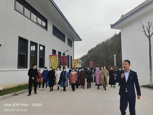 区女企业家协会赴陕西秦酒酒业有限公司考察学习(图1)