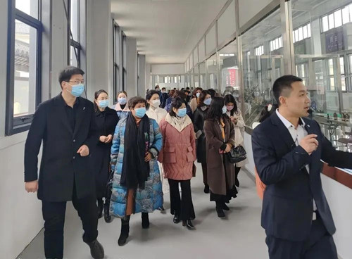 区女企业家协会赴陕西秦酒酒业有限公司考察学习(图2)
